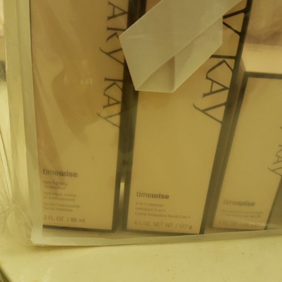 Makeup - Picture 2 of 4